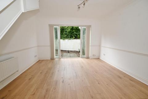 3 bedroom terraced house to rent, Lion Road, Twickenham TW1