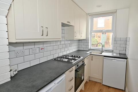 3 bedroom terraced house to rent, Lion Road, Twickenham TW1