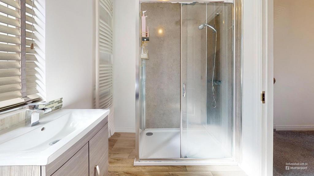 1st floor Master bedroom En-suite