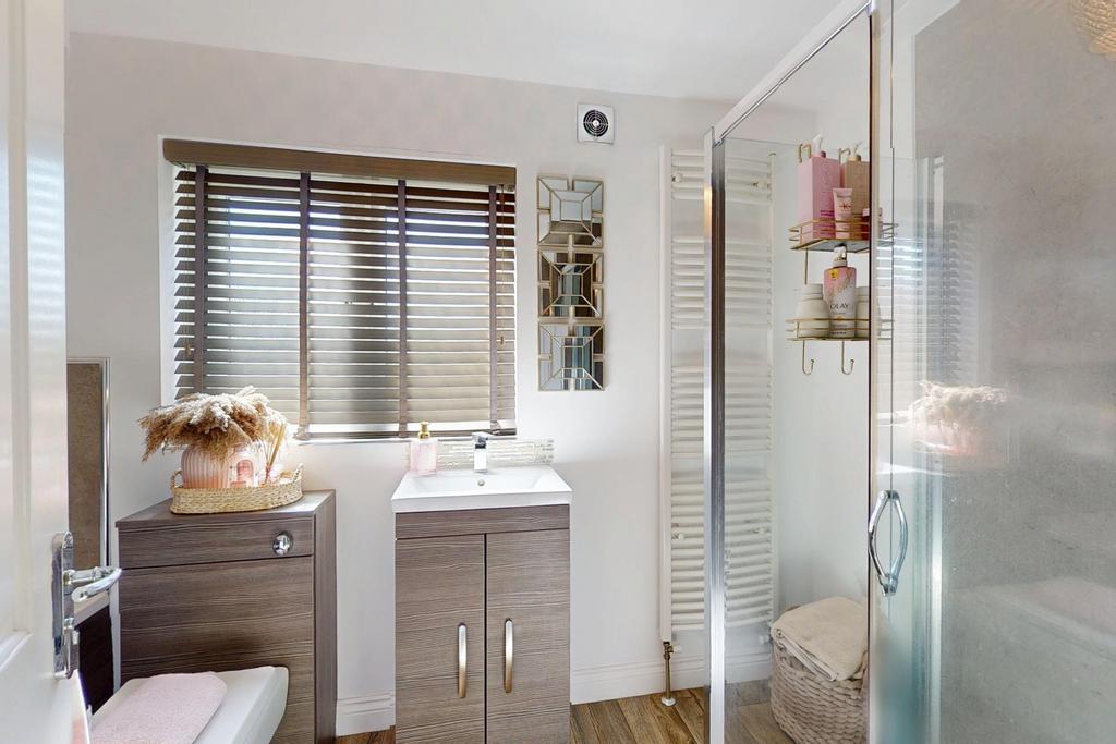 FLR1 master bedroom En-Suite