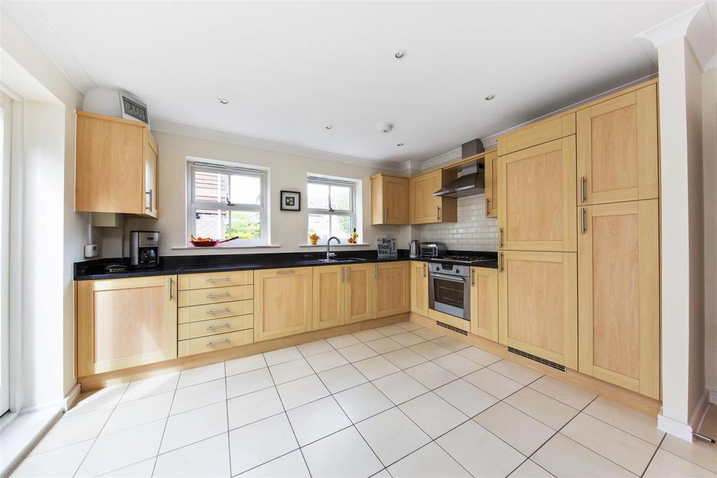Pendenza, Cobham, Surrey, KT11 5 bed detached house £2,850 pcm (£658 pw)