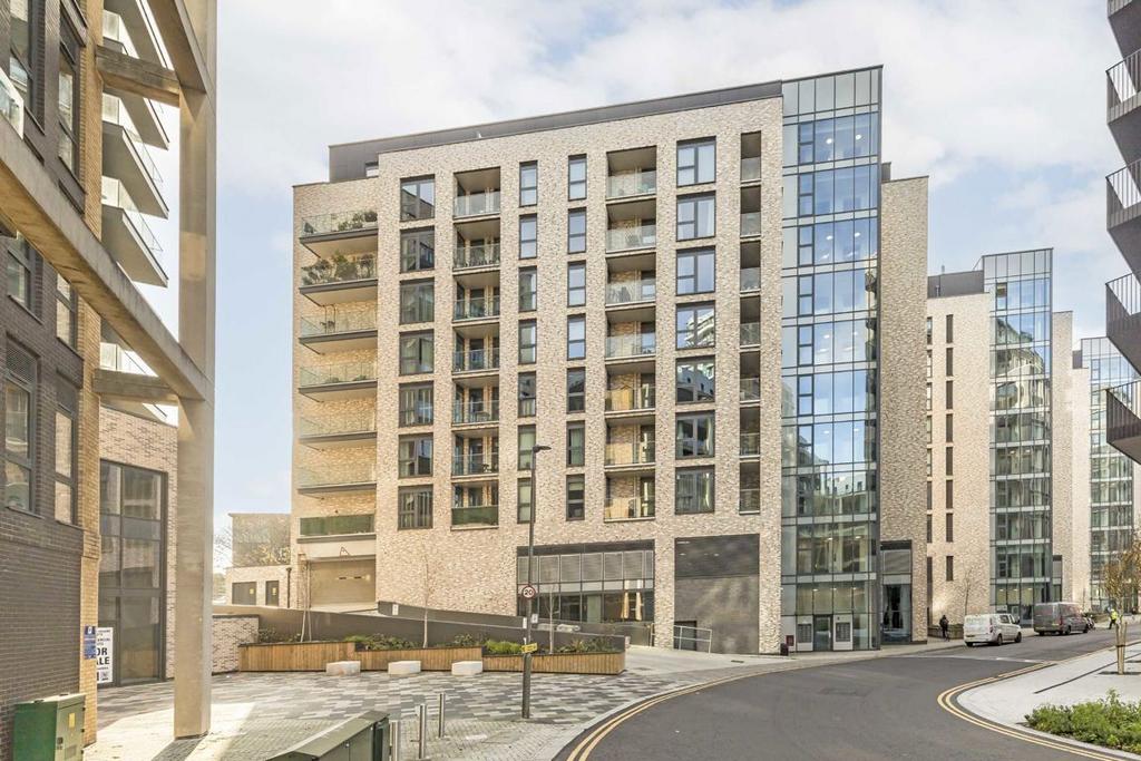 Osiers Road, London SW18 2 bed flat - £575,000