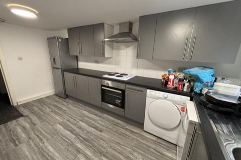 4 bedroom house to rent, 1 185 Kirkstall Lane, Leeds