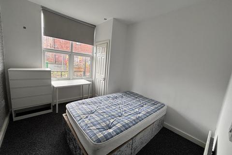 4 bedroom house to rent, 1 185 Kirkstall Lane, Leeds
