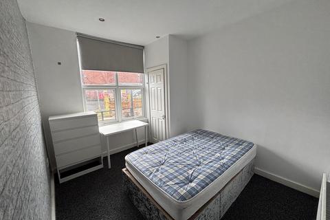 4 bedroom house to rent, 1 185 Kirkstall Lane, Leeds