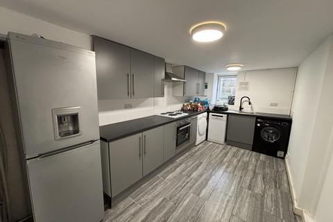 4 bedroom house to rent, 1 185 Kirkstall Lane, Leeds