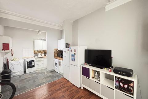 4 bedroom flat to rent, St Michaels Road, Leeds