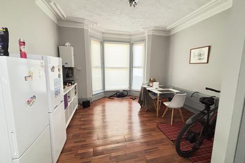 4 bedroom flat to rent, St Michaels Road, Leeds