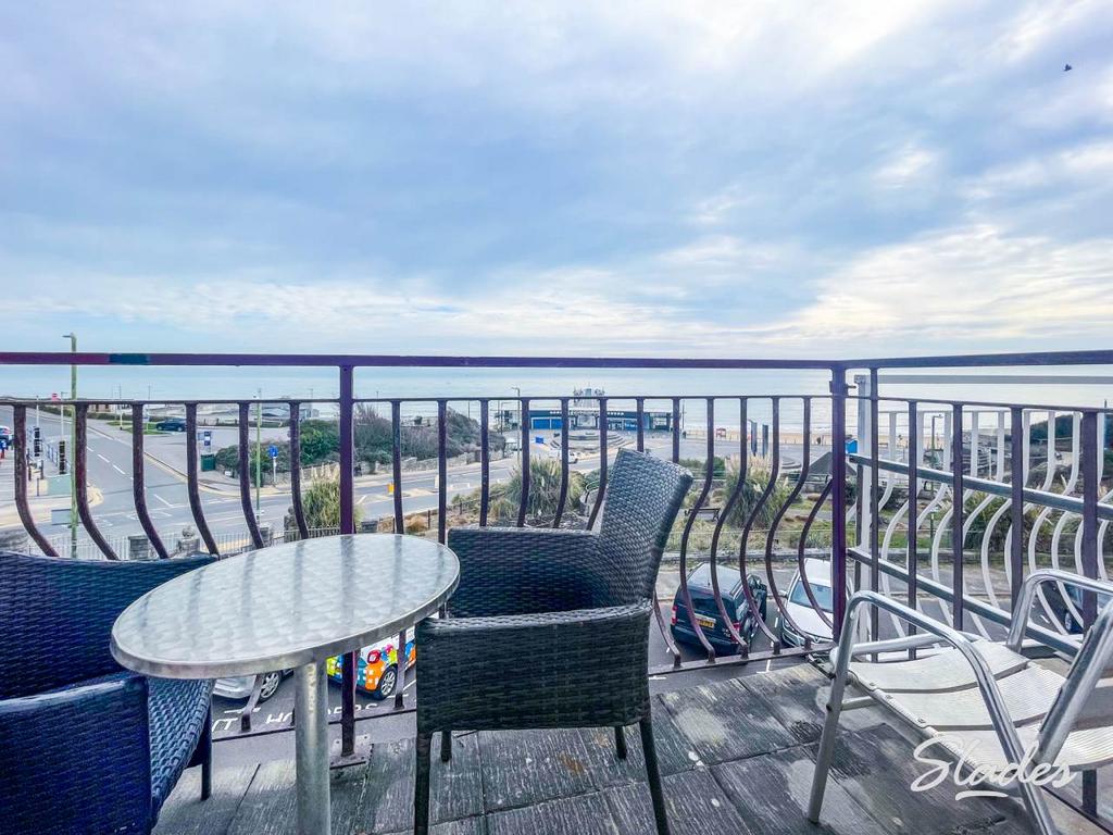 5 undercliff balcony