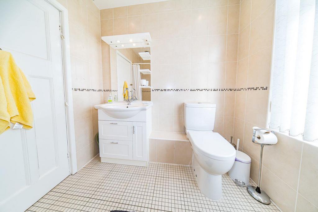 16 Old Lane shower room 2.jpg