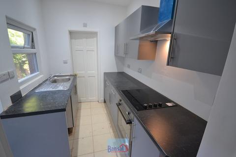 3 bedroom terraced house to rent, Harley Street, CV2