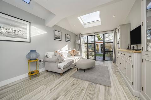 18 Railway Road, Teddington, TW11 8SB