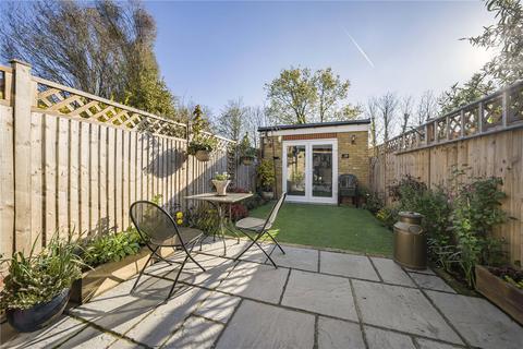 18 Railway Road, Teddington, TW11 8SB