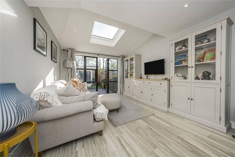 18 Railway Road, Teddington, TW11 8SB