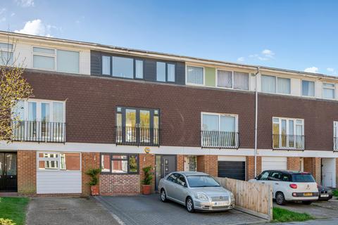 10 Broadheath Drive, Chislehurst, BR7 6EH