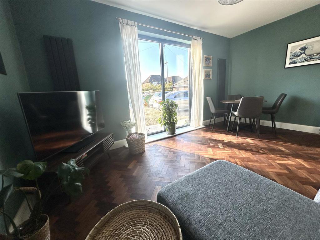 Lounge 2.jpg