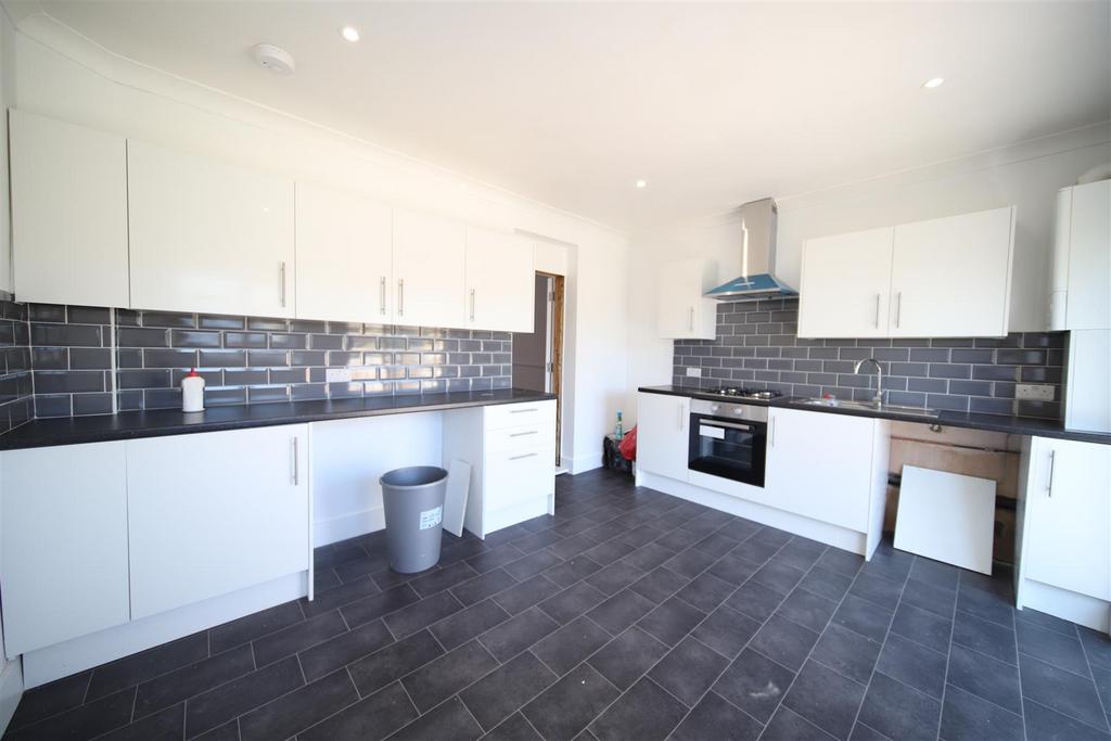 Kitchen 2.jpg
