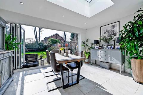 12 Brackendale Close, Englefield Green, Egham, TW20 0UL