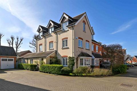 12 Brackendale Close, Englefield Green, Egham, TW20 0UL