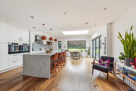 15 Chestnut Close, Liphook, GU30 7JA