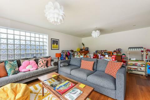 15 Chestnut Close, Liphook, GU30 7JA