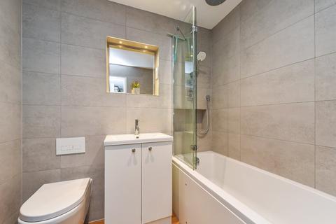 15 Chestnut Close, Liphook, GU30 7JA