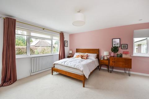 15 Chestnut Close, Liphook, GU30 7JA