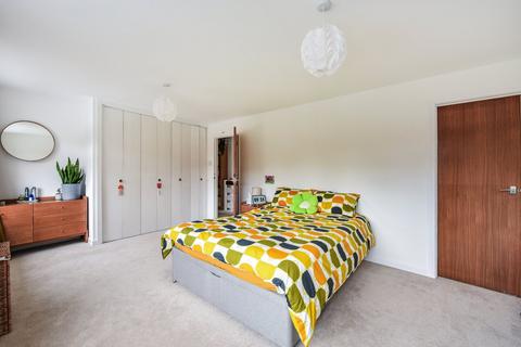 15 Chestnut Close, Liphook, GU30 7JA