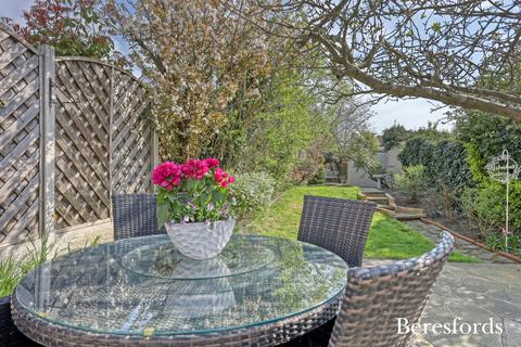 2 Chipperfield Close, Upminster, RM14 3EA