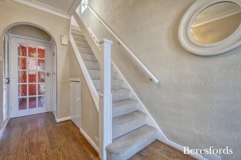 2 Chipperfield Close, Upminster, RM14 3EA