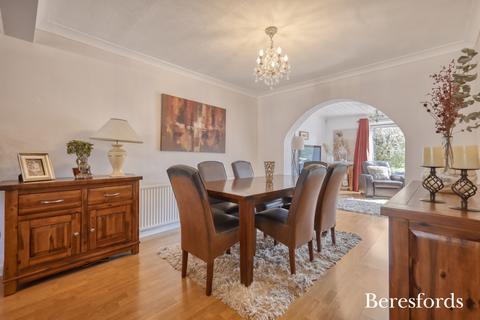 2 Chipperfield Close, Upminster, RM14 3EA