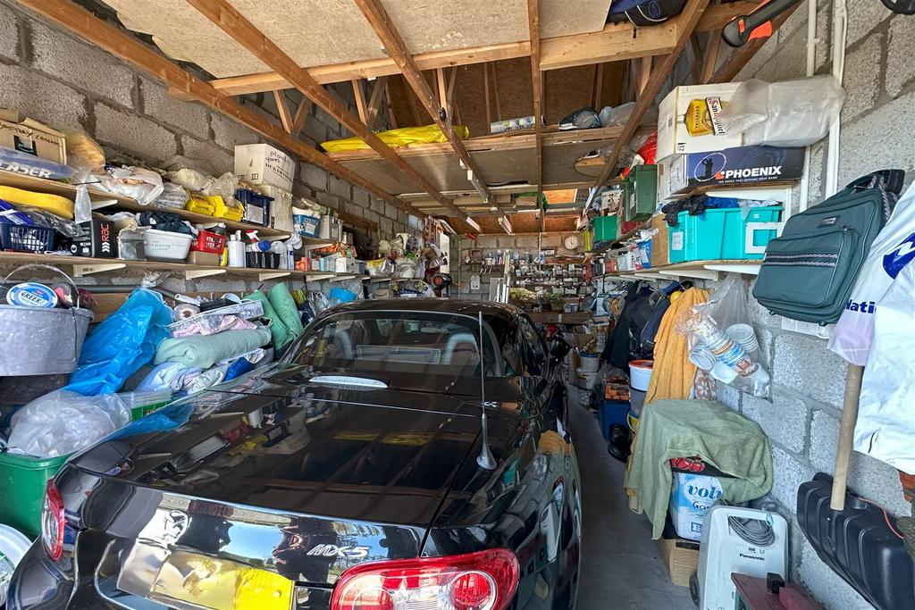 GARAGE &amp; GARDEN