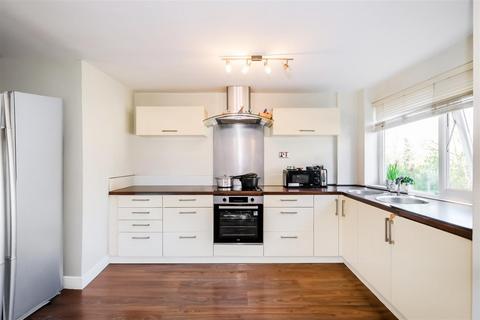 2 bedroom flat for sale, Queenswood Gardens, Wanstead