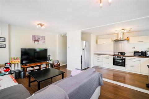 2 bedroom flat for sale, Queenswood Gardens, Wanstead