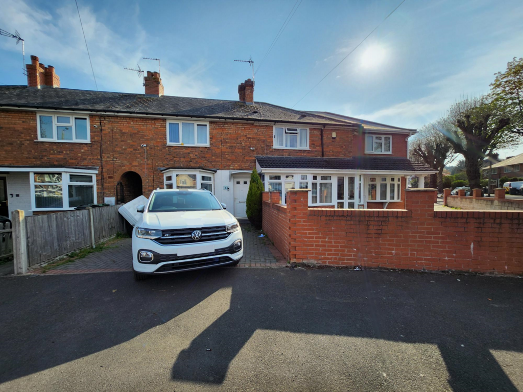 3-Bedroom Mid-terraced house For Sale
