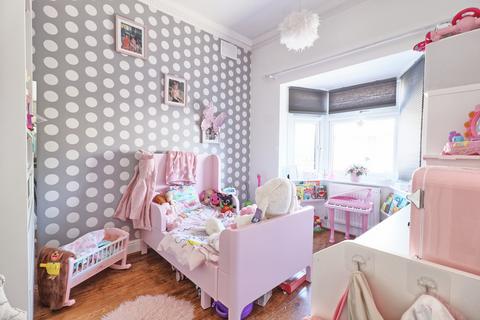 17 The Mount, Romford, RM3 7LJ