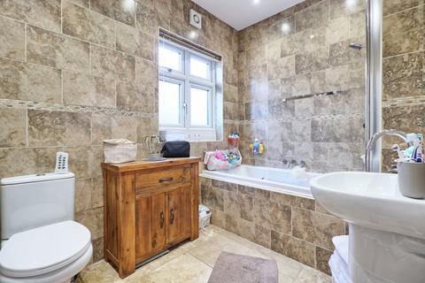 17 The Mount, Romford, RM3 7LJ