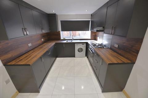 3 bedroom house to rent, 43 St Johns Close  - 3 Bed