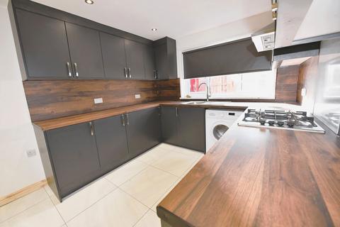 3 bedroom house to rent, 43 St Johns Close  - 3 Bed