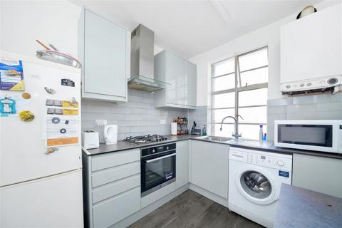 3 bedroom flat for sale, Park Avenue, London NW2