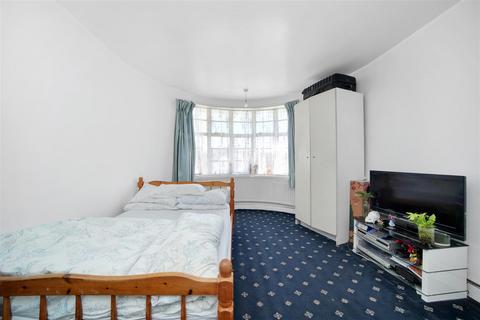 3 bedroom flat for sale, Park Avenue, London NW2