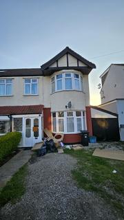 4 bedroom terraced house to rent, Windermere Gardens, Ilford IG4
