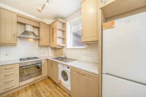 2 bedroom flat to rent, Farnan Road, London SW16