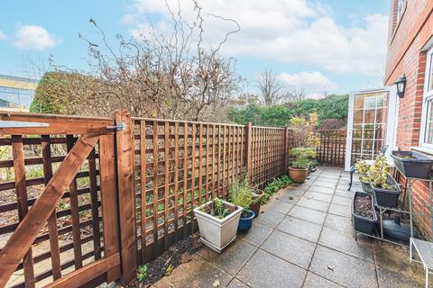 2 bedroom ground floor flat for sale, London Road, Camberley