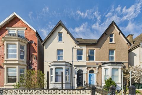6 bedroom apartment for sale, Station Road, . FY4