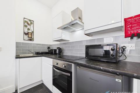 6 bedroom apartment for sale, Station Road, . FY4