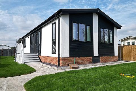 2 bedroom park home for sale, Grosvenor Avenue, Kings Langley WD4