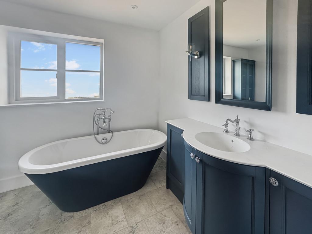 Family bathroom 2