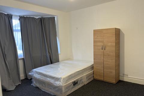 7 bedroom semi-detached house to rent, Haslemere Avenue, Hounslow