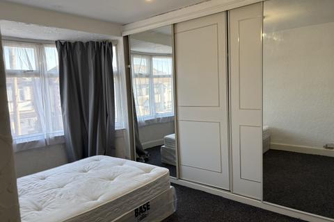 7 bedroom semi-detached house to rent, Haslemere Avenue, Hounslow